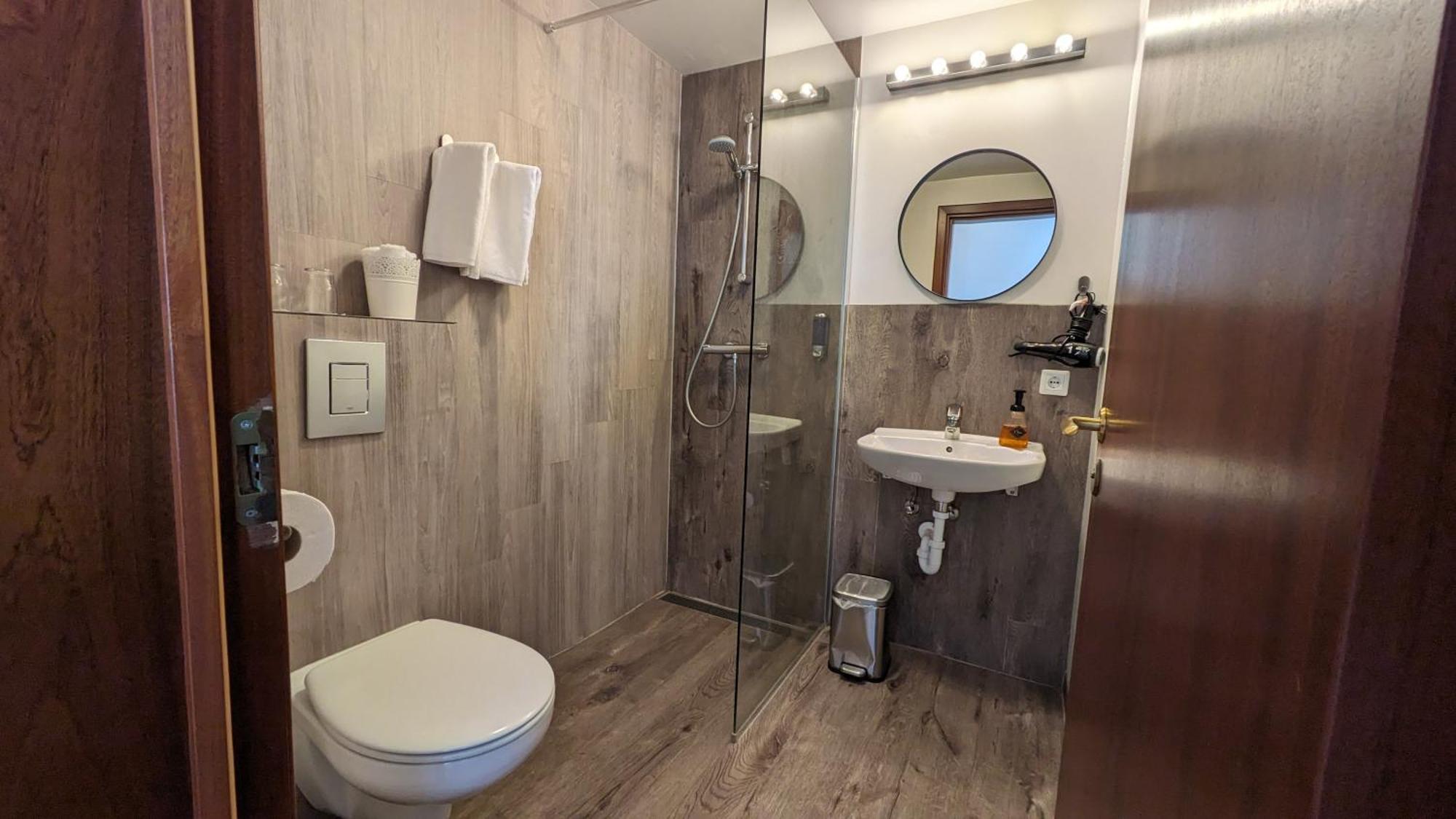 The Vik Inn By Ourhotels Екстериор снимка